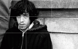 "Rolling cigarette" Gatuporträtt, tredjedelar