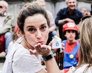 Trastevere är en gammal stadsdel, med mycket liv och rörelse. Vi hade sett ett gäng på möhippa under någon timme i området. När vi kom fram till Piazza di Santa Maria var de vid fontänen. Jag gick helt sonika fram och tog några bilder. När hon såg mig, blev det en slängkyss, som jag tacksamt tog emot. 
Trastevere is an old district, with a lot of hustle and bustle. We had seen a group on a bachelorette party for an hour or so in the area. When we arrived at Piazza di Santa Maria they were at the fountain. I went straight ahead and took some pictures. When she saw me, she just blew me a kiss, which I gratefully accepted.