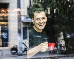 En av de första storstadsresor jag gjort med kamera och kamrater. En fredag, vid lunchtid. Stället var lugnt (stängt?) och servitören tog en kaffe innanför fönstret. Jag väntade till han såg mig innan jag tog bilden. Och belönades med ett stort leende.
During one of my first big city trips with a camera and friends. A Friday, at lunchtime. The place was quiet (closed?) and the waiter was having a coffee inside the window. I waited until he saw me before I took the picture. And was rewarded with a big smile.