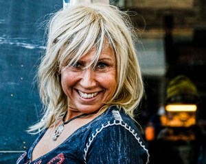 Hon och en manlig vän stod utanför ett danshak på Medborgarplatsen. En rast under en intensiv lördag. Med glädje. Det blev ett gäng bilder av de båda. Hennes blick på denna bild blev en favorit.
She and a male friend were standing outside a dance hall at Medborgarplatsen. A break during an intense Saturday. With joy. I have a bunch of pictures of the two of them. Her look at this picture  quickly became my favorite.