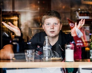 Drottninggatan är full av folk, nästan vilken dag som helst. De flesta är turister, men det finns en del som sitter och betraktar folklivet. Och här väntade jag att ta bilden tills killen såg mig. Han undrade nog varför jag tog en bild av just honom?
Drottninggatan is full of people, almost any given day. Most are tourists, but there are some who just sit and watch the commotion. And here I was waiting to take the picture until the guy saw me. He probably wondered why I took a picture of him in particular?