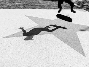 Det är det sociala tillsammans med bildskapande som gör att jag älskar gatufotografering. På Esperantoplatsen träffade och pratade jag med några skatare. En av dem sa (efter att jag frågat om det var ok att jag fotade) att de flesta inte har rätt timing när de fotar. ”Bilden ska tas på trickets peak (högsta höjd). Och inte strax efter.” Så jag tränade lite med honom. Och kikade samtidigt efter en snygg bakgrund till hans konst. 
It's the social aspect together with the image creation that has me loving street photography. At Esperantoplatsen I met and talked to some skaters. One of them said (after I asked if it was ok for me to take pictures) that most people don't have the right timing when taking pictures. "The picture must be taken at the peak of the trick. And not afterwards.” So I did some practising with him. While I at the same time looked for a nice backdrop for his craft.